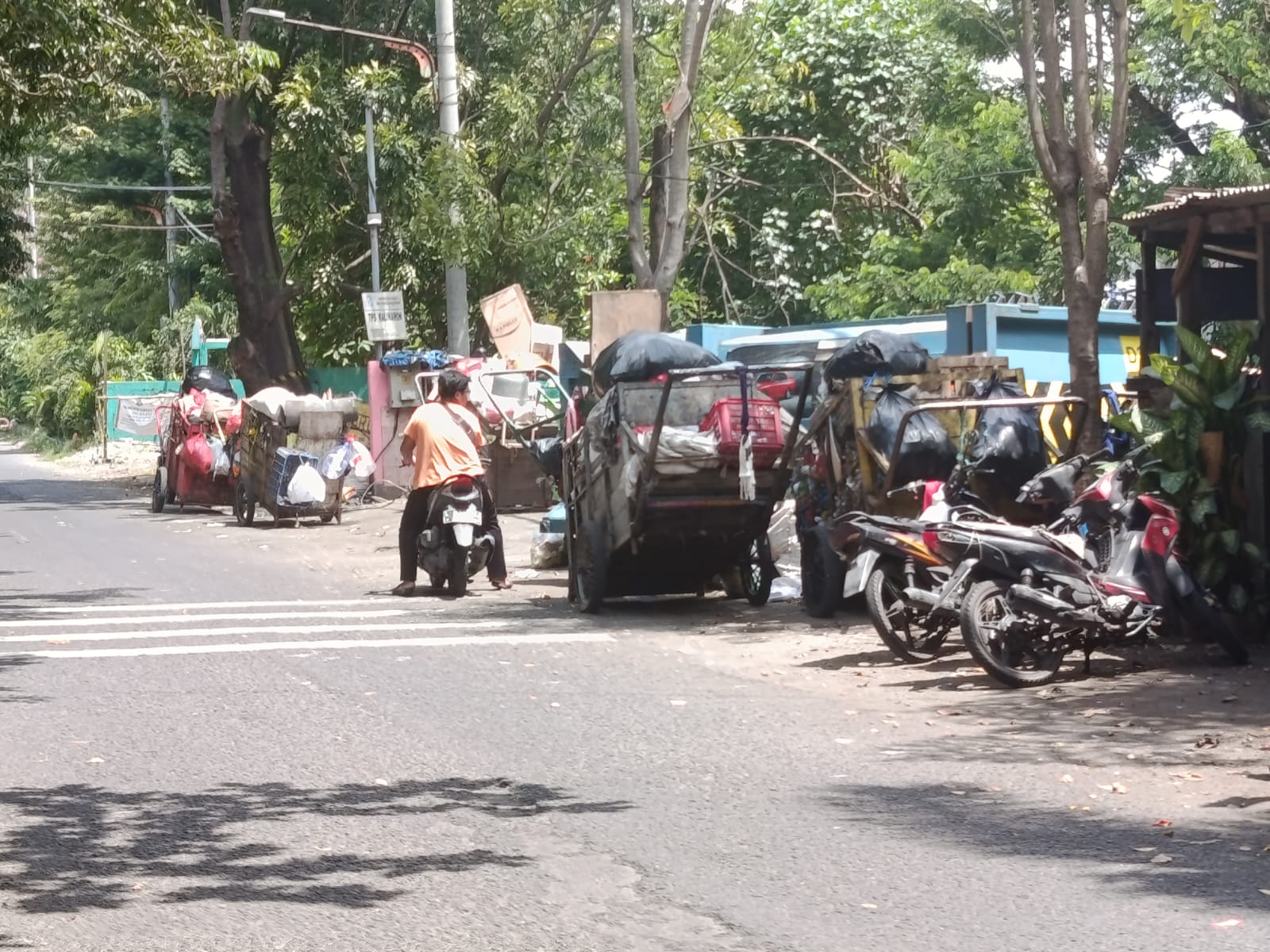Wali Murid Protes Sampah Kiriman Tambaksari Membludak Di Depan Gerbang Sekolah